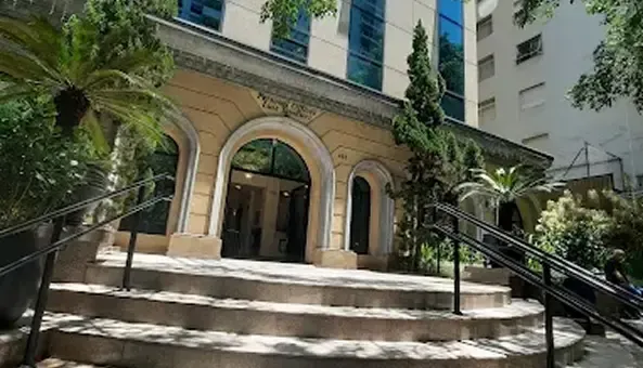 Entrada do edifício onde está localizado o escritório Lomes Advocacia, no Jardim Paulista, São Paulo